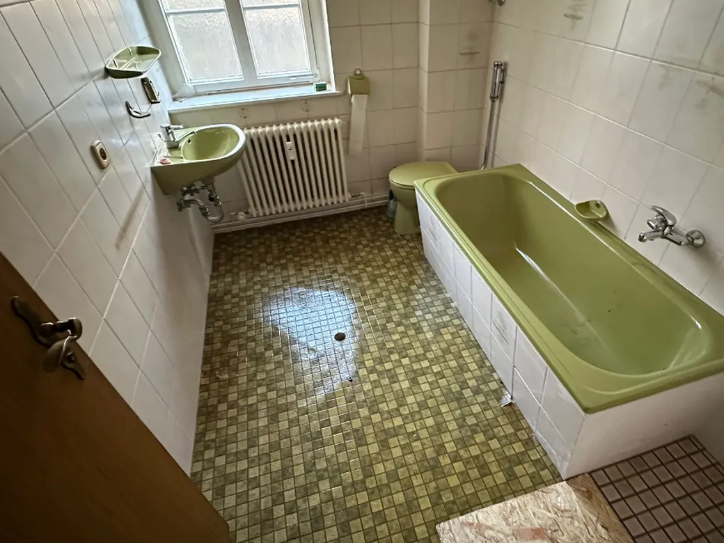 Dasselbe Badezimmer nach der Grundreinigung durch Balic Clean mit sauberem Mosaikboden Dasselbe Badezimmer nach der Grundreinigung durch Balic Clean mit sauberem Mosaikboden